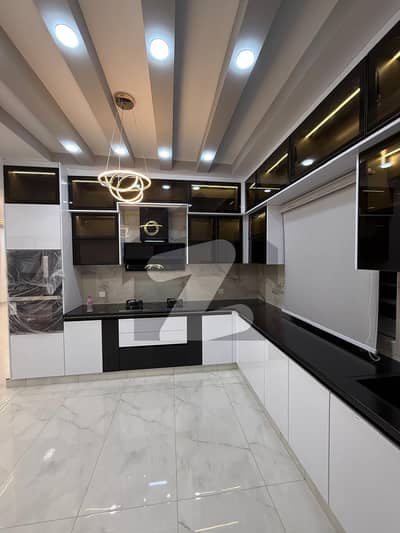 کلفٹن ۔ بلاک 2 کلفٹن,کراچی میں 3 کمروں کا 8 مرلہ فلیٹ 5.75 کروڑ میں برائے فروخت۔