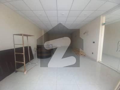 پی آئی اے مین بلیوارڈ لاہور میں 1 کمرے کا 5 مرلہ دفتر 1.85 لاکھ میں کرایہ پر دستیاب ہے۔