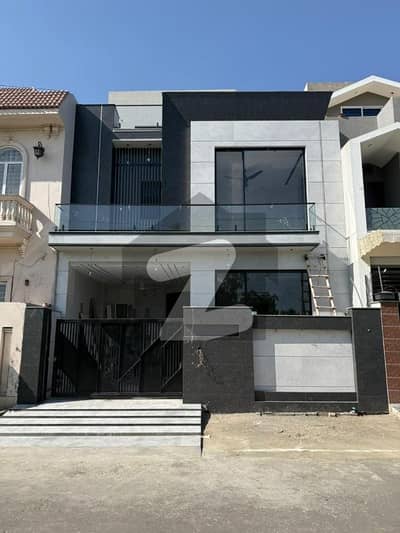5 Marla Brand New fasing Park house is for sale in Valencia Town  original pictures  original demand 3 cr  location original