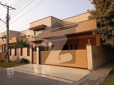 عسکری 10 - سیکٹر ایف عسکری 10,عسکری,لاہور میں 5 کمروں کا 17 مرلہ مکان 10.5 کروڑ میں برائے فروخت۔