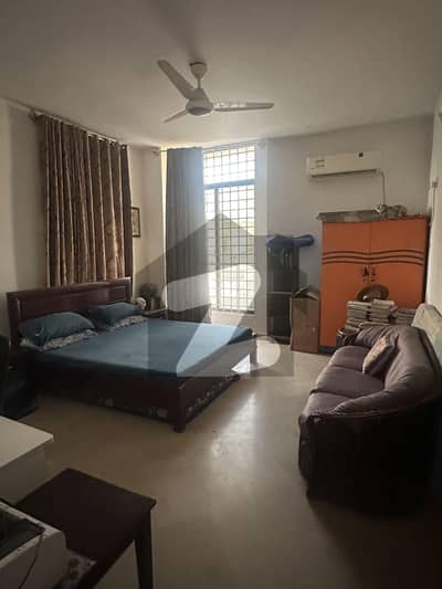 گلشنِ اقبال ٹاؤن کراچی میں 8 کمروں کا 13 مرلہ مکان 7.5 کروڑ میں برائے فروخت۔