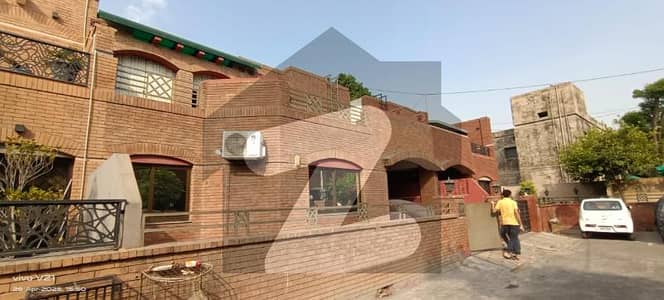 9 Marla Well Maintained & Hot Located Bungalow In Fort Vilas Cantt