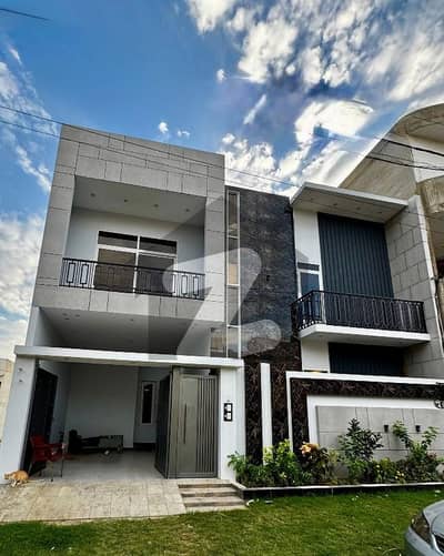 Luxury 240 Sq Yards Bungalow For Sale Near Park & Market, Gulshan-e-maymar