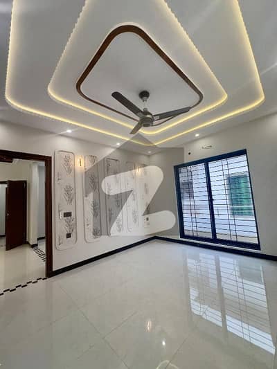 سینٹرل پارک ہاؤسنگ سکیم لاہور میں 5 کمروں کا 10 مرلہ مکان 3.1 کروڑ میں برائے فروخت۔