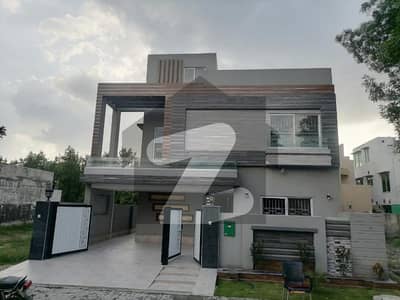 بحریہ ٹاؤن چمبیلی بلاک بحریہ ٹاؤن سیکٹر سی,بحریہ ٹاؤن,لاہور میں 5 کمروں کا 10 مرلہ مکان 3.2 کروڑ میں برائے فروخت۔