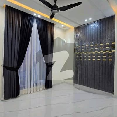 بحریہ ٹاؤن سیکٹر سی بحریہ ٹاؤن,لاہور میں 5 کمروں کا 10 مرلہ مکان 3.5 کروڑ میں برائے فروخت۔