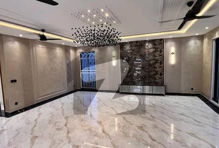 بحریہ ٹاؤن سیکٹر سی بحریہ ٹاؤن,لاہور میں 5 کمروں کا 10 مرلہ مکان 3.3 کروڑ میں برائے فروخت۔