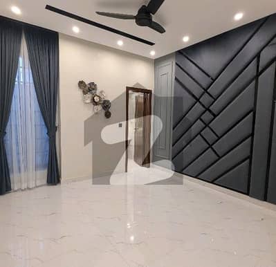 بحریہ ٹاؤن سیکٹر سی بحریہ ٹاؤن,لاہور میں 5 کمروں کا 10 مرلہ مکان 3.4 کروڑ میں برائے فروخت۔