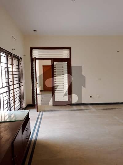 جوہر ٹاؤن فیز 2 جوہر ٹاؤن,لاہور میں 5 کمروں کا 10 مرلہ مکان 1.75 لاکھ میں کرایہ پر دستیاب ہے۔