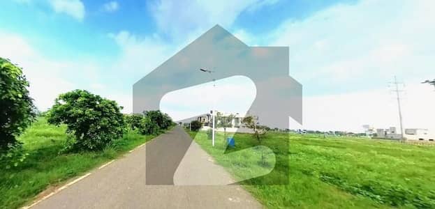 ڈی ایچ اے فیز 8 - بلاک یو فیز 8,ڈیفنس (ڈی ایچ اے),لاہور میں 1 کنال رہائشی پلاٹ 7.25 کروڑ میں برائے فروخت۔