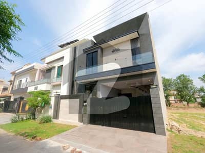 On Excellent Location 8 Marla House In Beautiful Location Of Izmir Town Extension - Block P1 In Lahore