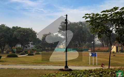 ڈی ایچ اے فیز 7 - بلاک ڈبلیو فیز 7,ڈیفنس (ڈی ایچ اے),لاہور میں 1 کنال رہائشی پلاٹ 4.5 کروڑ میں برائے فروخت۔