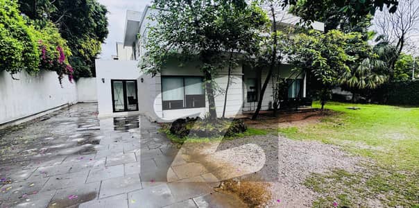 F-10 5 BED FULL HOUSE AVAILABLE FOR RENTING IN BEAUTIFUL LOCATION