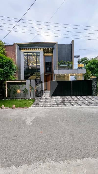 واپڈا ٹاؤن لاہور میں 5 کمروں کا 10 مرلہ مکان 5.0 کروڑ میں برائے فروخت۔