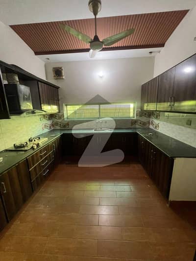 ایل ڈی اے ایوینیو لاہور میں 5 کمروں کا 10 مرلہ مکان 1.5 لاکھ میں کرایہ پر دستیاب ہے۔