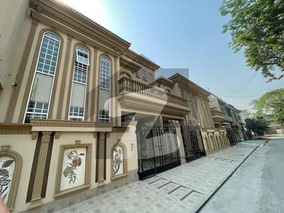 جوہر ٹاؤن لاہور میں 5 کمروں کا 5 مرلہ مکان 3.35 کروڑ میں برائے فروخت۔