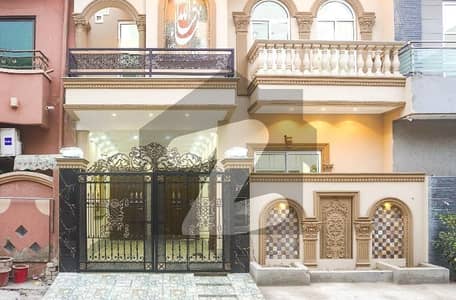 جوہر ٹاؤن لاہور میں 6 کمروں کا 5 مرلہ مکان 3.35 کروڑ میں برائے فروخت۔