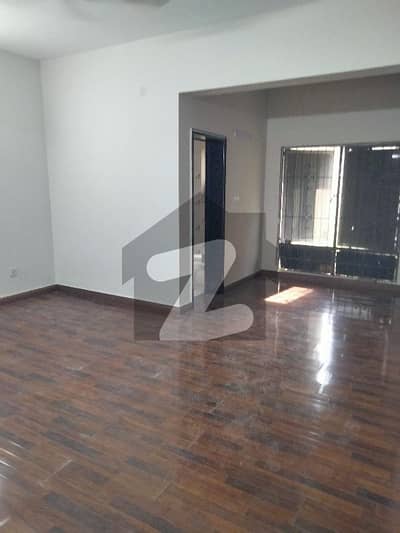 ماڈل ٹاؤن لاہور میں 4 کمروں کا 1 کنال مکان 3.25 لاکھ میں کرایہ پر دستیاب ہے۔