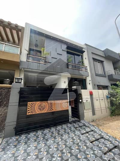 Lake City M7C 5 Marla House | Stylish Design | Ready To Move | Near Park