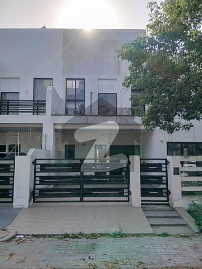 ڈریمز گارڈنز فیز 2 ڈریم گارڈنز,ڈیفینس روڈ,لاہور میں 4 کمروں کا 10 مرلہ مکان 3.6 کروڑ میں برائے فروخت۔