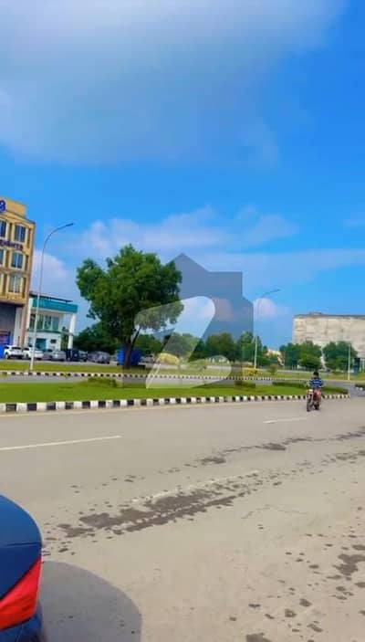 10 Marla Plot In Lake City M3 Extension | Prime Location | Hot Deal