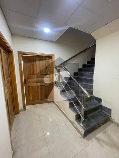 حیات آباد فیز 5 حیات آباد,پشاور میں 3 کمروں کا 7 مرلہ فلیٹ 2.0 کروڑ میں برائے فروخت۔