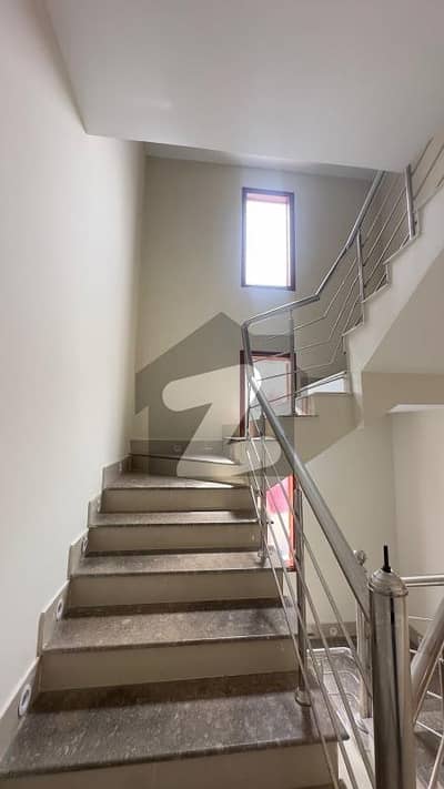 ڈی ایچ اے فیز 8 ڈی ایچ اے ڈیفینس,کراچی میں 4 کمروں کا 5 مرلہ مکان 2.6 لاکھ میں کرایہ پر دستیاب ہے۔