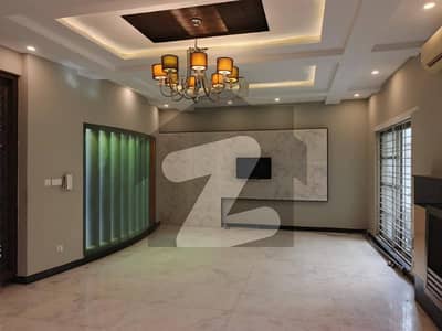 ڈی ایچ اے فیز 8 سابقہ ​​پارک ویو ڈی ایچ اے فیز 8,ڈی ایچ اے ڈیفینس,لاہور میں 5 کمروں کا 1 کنال مکان 2.75 لاکھ میں کرایہ پر دستیاب ہے۔