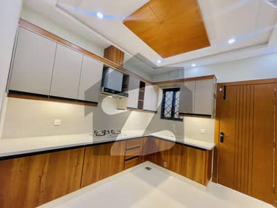 بحریہ ٹاؤن فیز 8 ۔ علی بلاک بحریہ ٹاؤن فیز 8 ۔ سفاری ویلی,بحریہ ٹاؤن فیز 8,بحریہ ٹاؤن راولپنڈی,راولپنڈی میں 4 کمروں کا 8 مرلہ مکان 2.45 کروڑ میں برائے فروخت۔