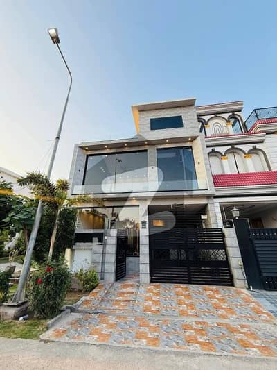 پارک ویو سٹی ۔ روز بلاک پارک ویو سٹی,لاہور میں 4 کمروں کا 6 مرلہ مکان 2.5 کروڑ میں برائے فروخت۔