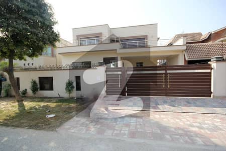 ڈی ایچ اے فیز 3 ڈیفنس (ڈی ایچ اے),لاہور میں 5 کمروں کا 1 کنال مکان 2.2 لاکھ میں کرایہ پر دستیاب ہے۔