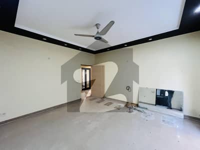 ڈی ایچ اے فیز 6 ڈیفنس (ڈی ایچ اے),لاہور میں 4 کمروں کا 10 مرلہ مکان 2.5 لاکھ میں کرایہ پر دستیاب ہے۔