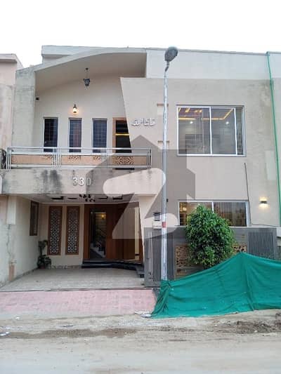 بحریہ ٹاؤن فیز 8 بحریہ ٹاؤن راولپنڈی,راولپنڈی میں 5 کمروں کا 7 مرلہ مکان 90.0 ہزار میں کرایہ پر دستیاب ہے۔