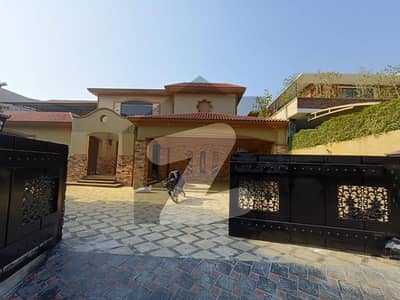 TWO KANAL BEAUTIFUL HOUSE AVAILABLE FOR RENT IN DHA PHASE 2