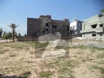 ڈی ایچ اے فیز 8 ڈی ایچ اے ڈیفینس,کراچی میں 2 کنال رہائشی پلاٹ 20.75 کروڑ میں برائے فروخت۔