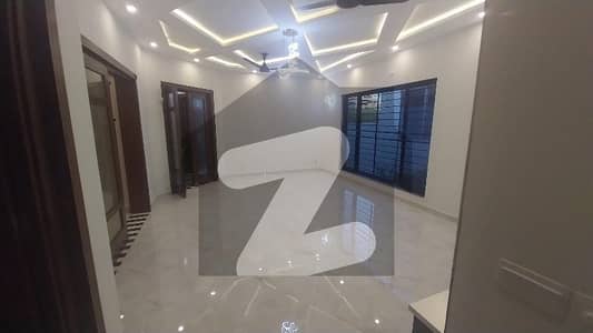 بحریہ ٹاؤن فیز 8 بحریہ ٹاؤن راولپنڈی,راولپنڈی میں 5 کمروں کا 10 مرلہ مکان 5.75 کروڑ میں برائے فروخت۔