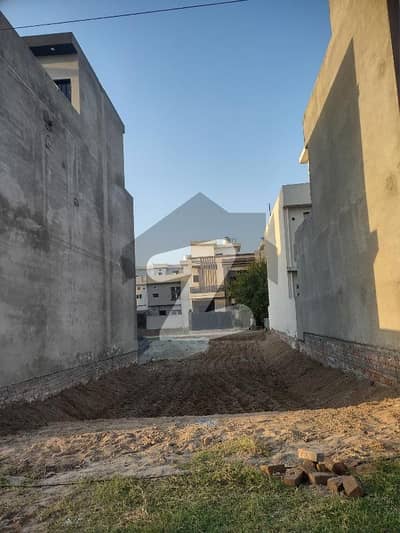 5 MARLA FULL POSSESSION PAID NEXT TO CORNER PLOT AVAILABLE FOR SALE ON INVESTOR RATE