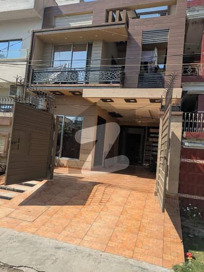 جوہر ٹاؤن فیز 1 جوہر ٹاؤن,لاہور میں 6 کمروں کا 10 مرلہ مکان 4.55 کروڑ میں برائے فروخت۔