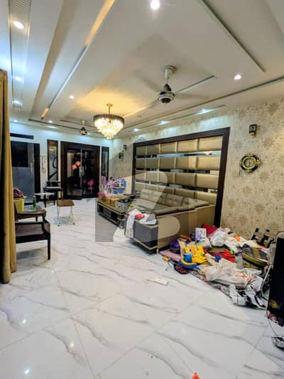 جوہر ٹاؤن فیز 1 جوہر ٹاؤن,لاہور میں 6 کمروں کا 10 مرلہ مکان 4.55 کروڑ میں برائے فروخت۔