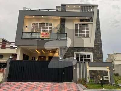 جناح گارڈنز فیز 1 جناح گارڈنز,ایف ای سی ایچ ایس,اسلام آباد میں 4 کمروں کا 8 مرلہ مکان 3.45 کروڑ میں برائے فروخت۔