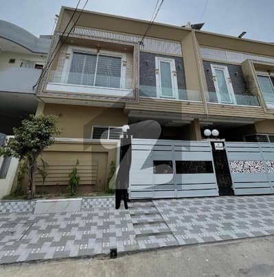 جوہر ٹاؤن لاہور میں 5 کمروں کا 5 مرلہ مکان 3.1 کروڑ میں برائے فروخت۔