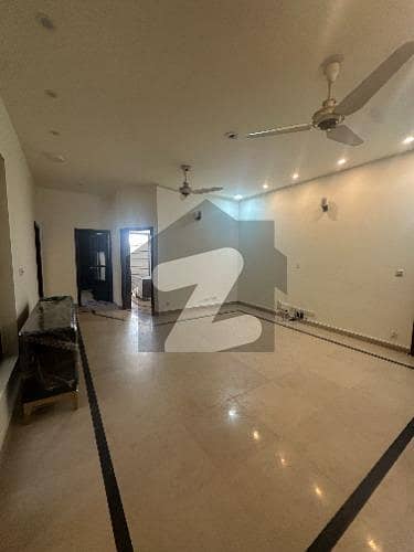 جی ۔ 13 اسلام آباد میں 7 کمروں کا 1 کنال مکان 3.9 لاکھ میں کرایہ پر دستیاب ہے۔