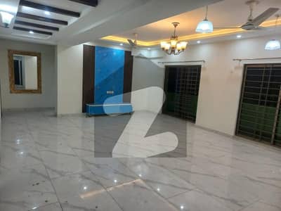 Prime Location 12 Marla Flat For sale In Askari 11 - Sector B Apartments