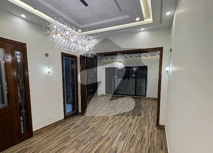 ڈی ایچ اے فیز 7 - بلاک وائے فیز 7,ڈیفنس (ڈی ایچ اے),لاہور میں 4 کمروں کا 10 مرلہ مکان 5.15 کروڑ میں برائے فروخت۔