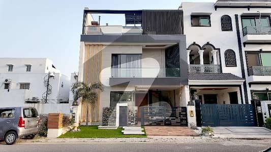 Beautiful 7 Marla Brand New Furnished Facing Park House