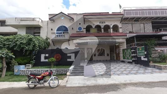 جناح گارڈنز فیز 1 جناح گارڈنز,ایف ای سی ایچ ایس,اسلام آباد میں 6 کمروں کا 12 مرلہ مکان 6.75 کروڑ میں برائے فروخت۔