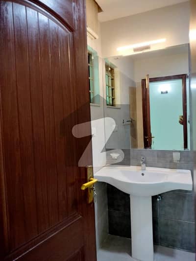 10 MARLA 3 BEDROOM FLAT AVAILBLE FOR RENT IN ASKARI 11 LAHORE