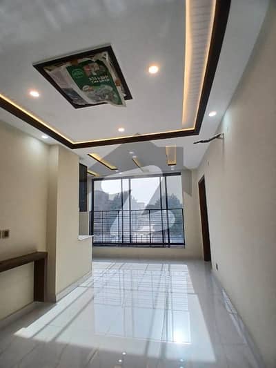 بحریہ ٹاؤن قائد بلاک بحریہ ٹاؤن سیکٹر ای,بحریہ ٹاؤن,لاہور میں 5 مرلہ Studio دفتر 3.1 لاکھ میں کرایہ پر دستیاب ہے۔