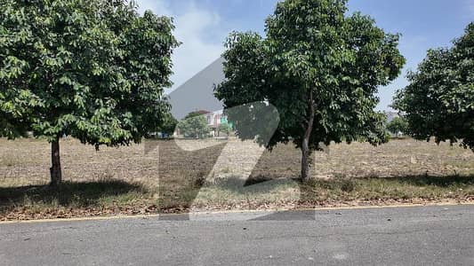 ڈی ایچ اے فیز 7 - بلاک وائے فیز 7,ڈیفنس (ڈی ایچ اے),لاہور میں 1 کنال رہائشی پلاٹ 2.25 کروڑ میں برائے فروخت۔