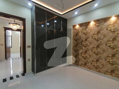 House In Gulshan-e-Ravi - Block B Sized 10 Marla Is Available